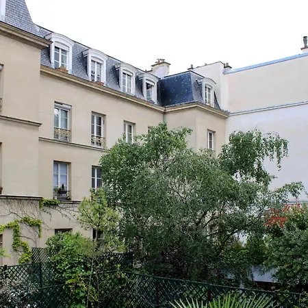Pretty And Spacious Love Nest In The 3rd Paris