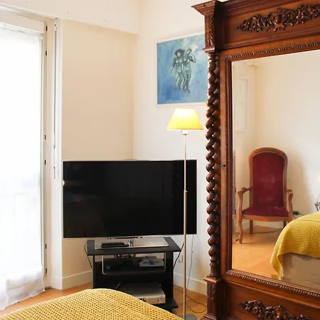Pretty And Spacious Love Nest In The 3rd * Paris